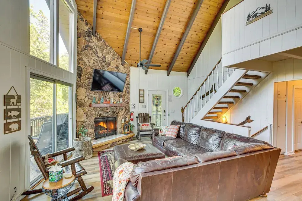 1 Mi to Lake Arrowhead Village! Cabin w/ Game Room