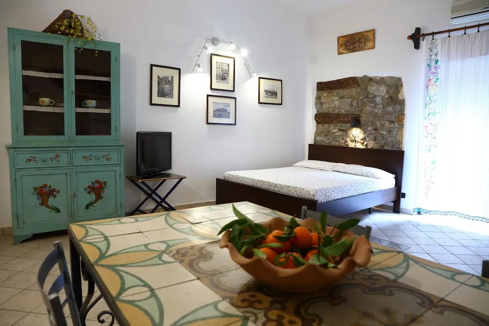 COASTAL Seaview Suite & CENTRAL BALCONY Street View Studio