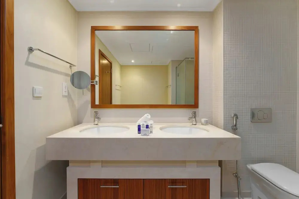 Maison Privee - Cosmopolitan Apt w/ Scenic Dubai Marina Vws