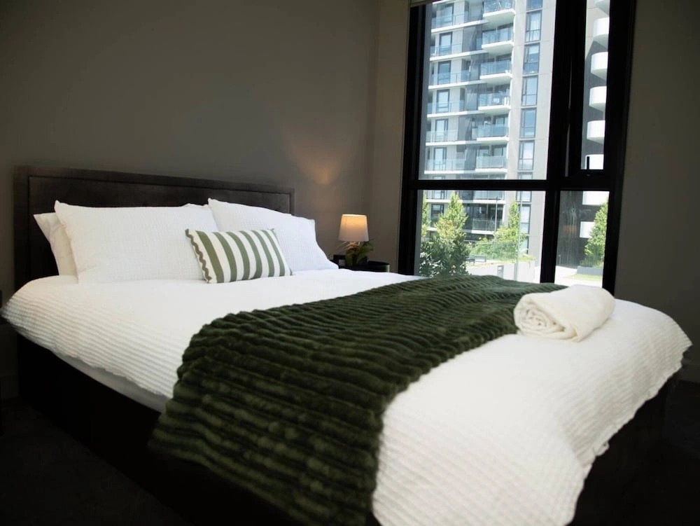 Clayton Luxe Retreat- Elegant 2 BDR With Balcony
