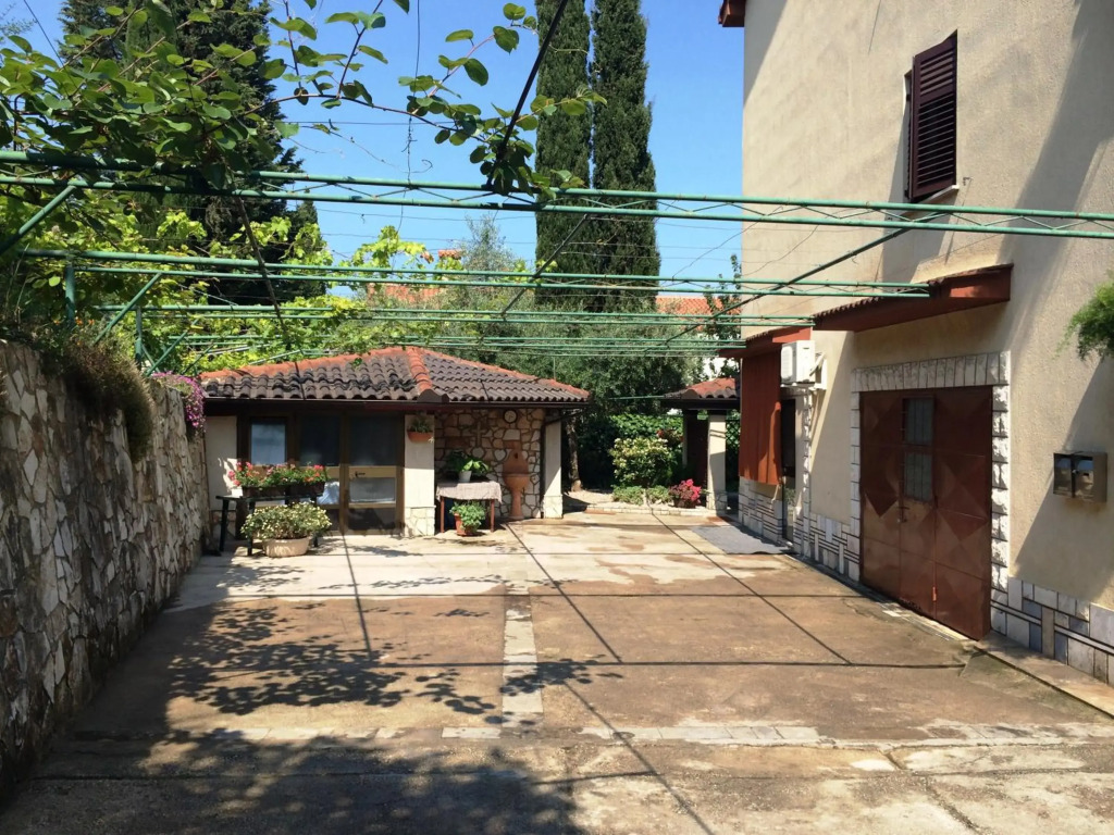 Rooms and apartment Ana