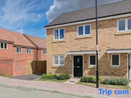 Sleeps 5 3 Bedroom House in Bourne with Parking