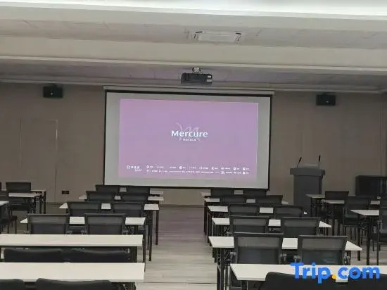 Mercure Qingdao May Fourth Square