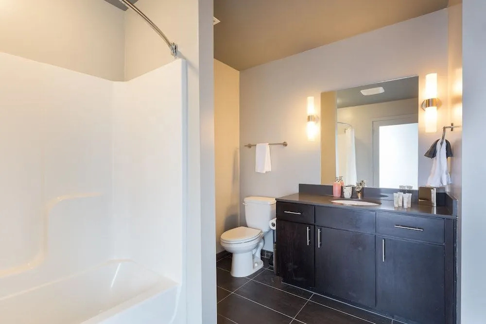 Spacious 1BR with Free Parking | Zen@Boss