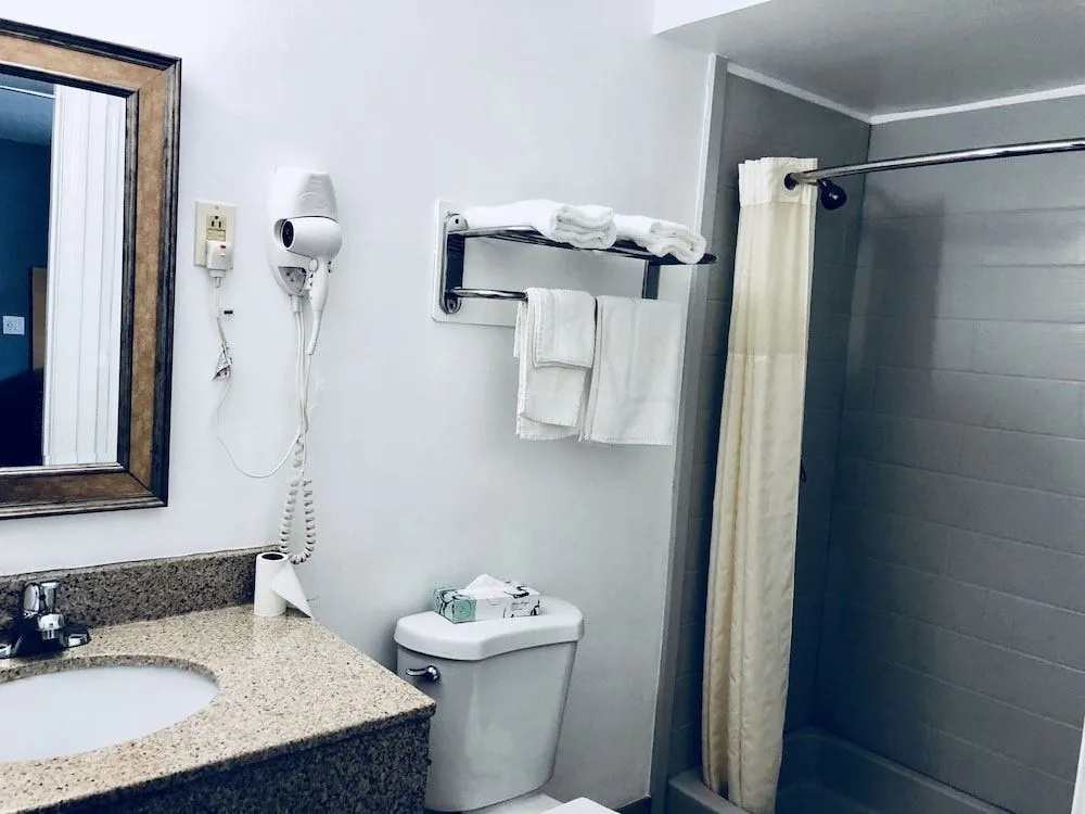Chisholms Motor Inn