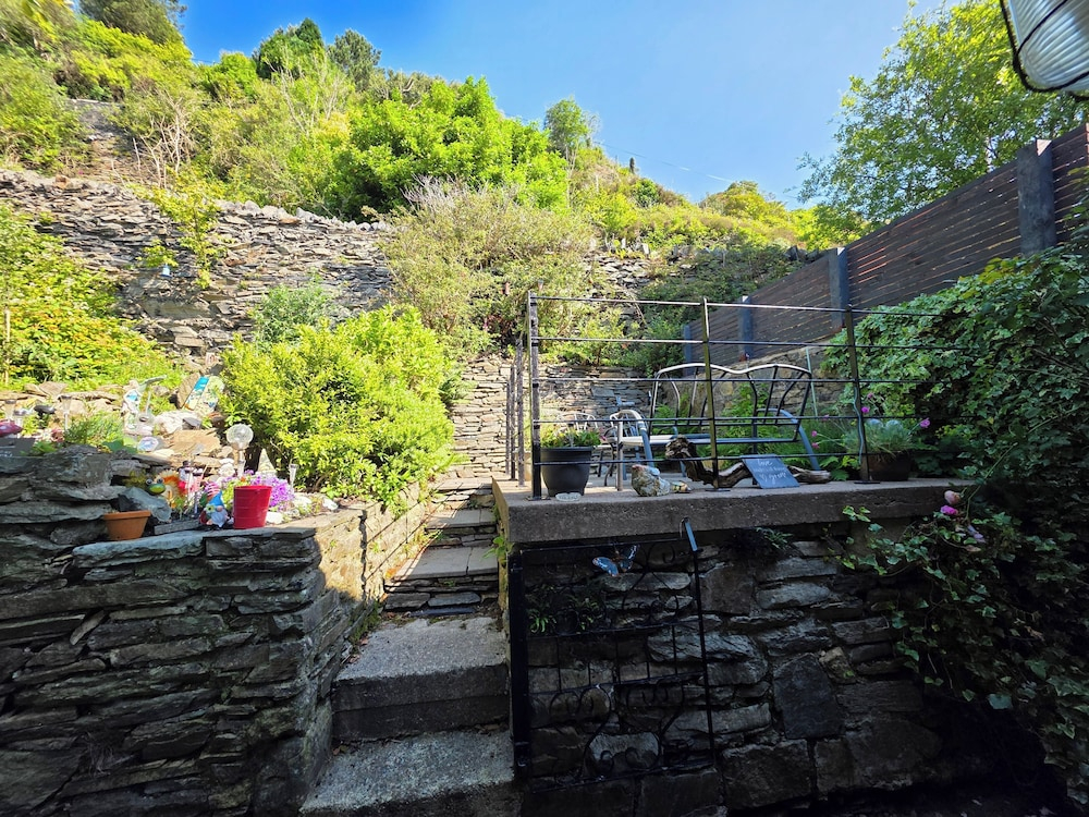 2 Bed House - Sleeps 3 - Pets - Garden - Parking