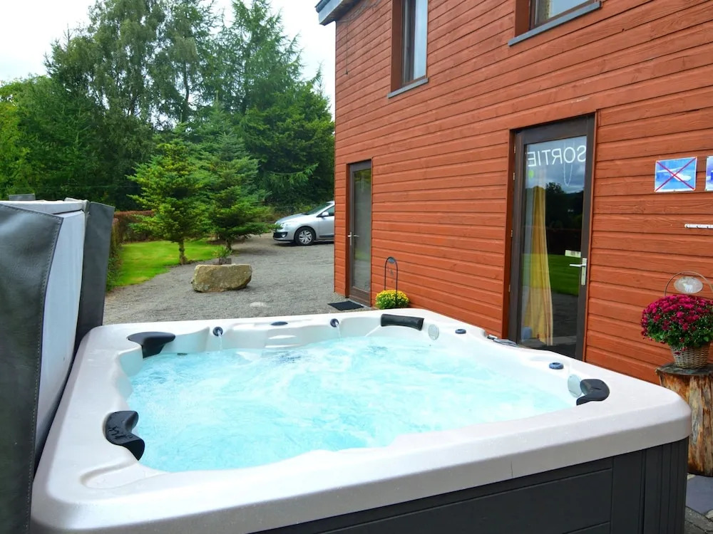 Quaint Cottage In Petite Langlire with Hot Tub