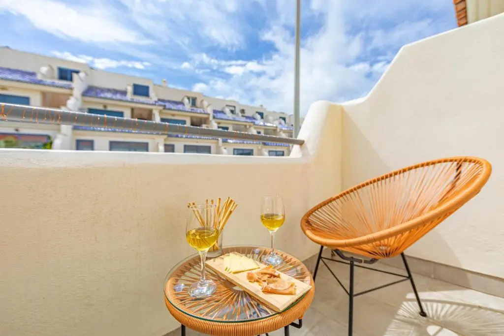 Beach at 350m, Pool, Chillout Patio and Fibre WIFI