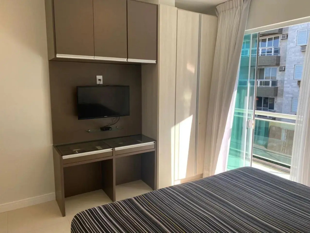 Apto 2 quartos com AR Cond, prédio frente p/ praia