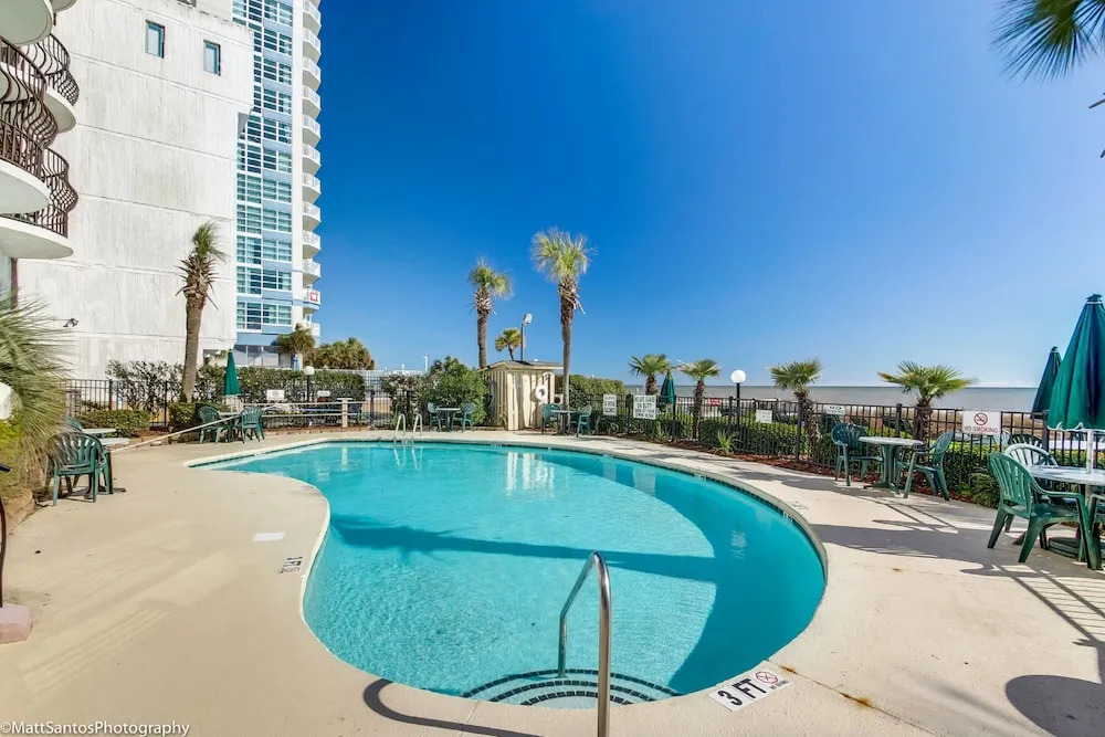 Luxury 3BR at Palms by Hosteeva