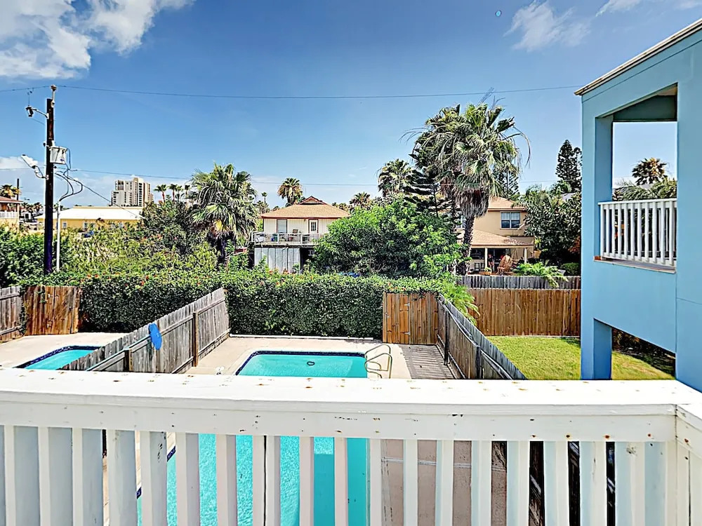 New Listing! Island W/ Pool, Walk To Beach 3 Bedroom Condo