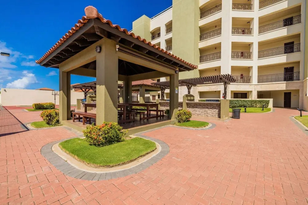 Amazing 1BR 2BA Condo Great Location w Pool GYM