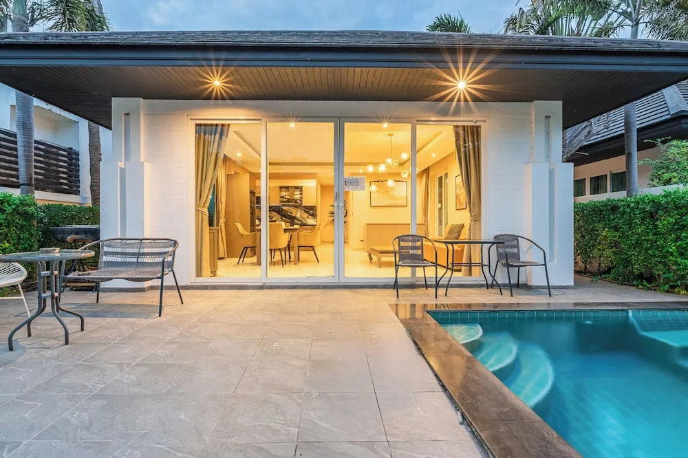 Palm Oasis Pool Villa by Pattaya Holiday