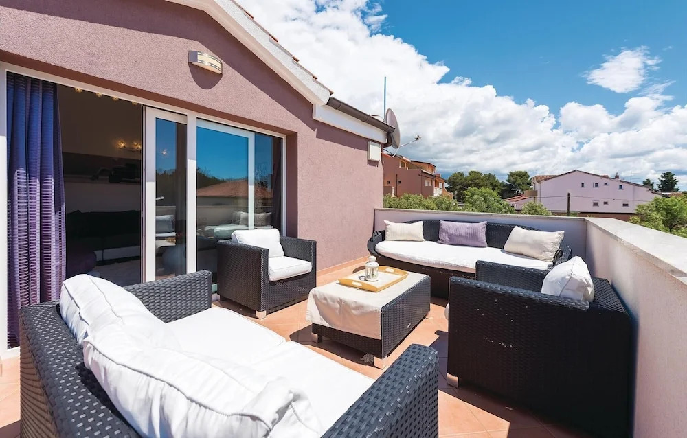 Awesome Home in Brodarica with Hot Tub, WiFi & 6 Bedrooms