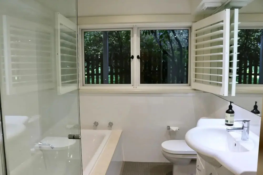 Balmoral Retreat a Garden Haven, 2 Min to Beach