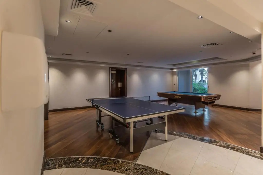 HiGuests - Luxurious 1BR in Palms with Private Beach Access