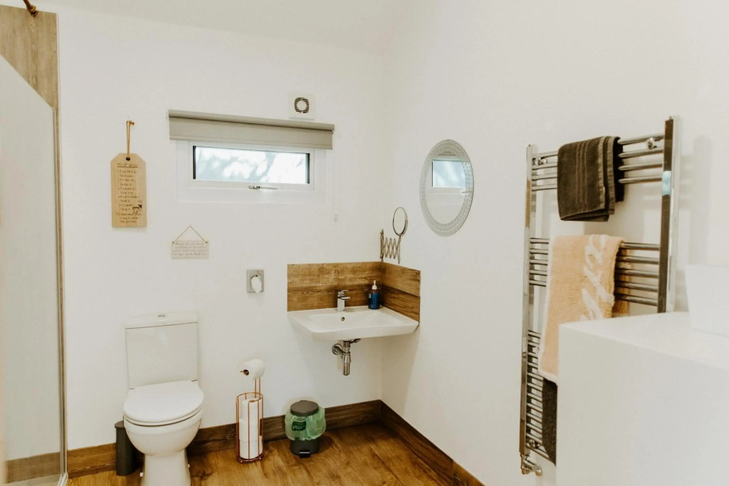 King Richards Luxury large Lodge sleeps 8 at Fairview Farm Near Sherwood Forest in Ravenshead Nottingham set in 88 acres of Farm Land with Great Walks,Views,Pet Animals