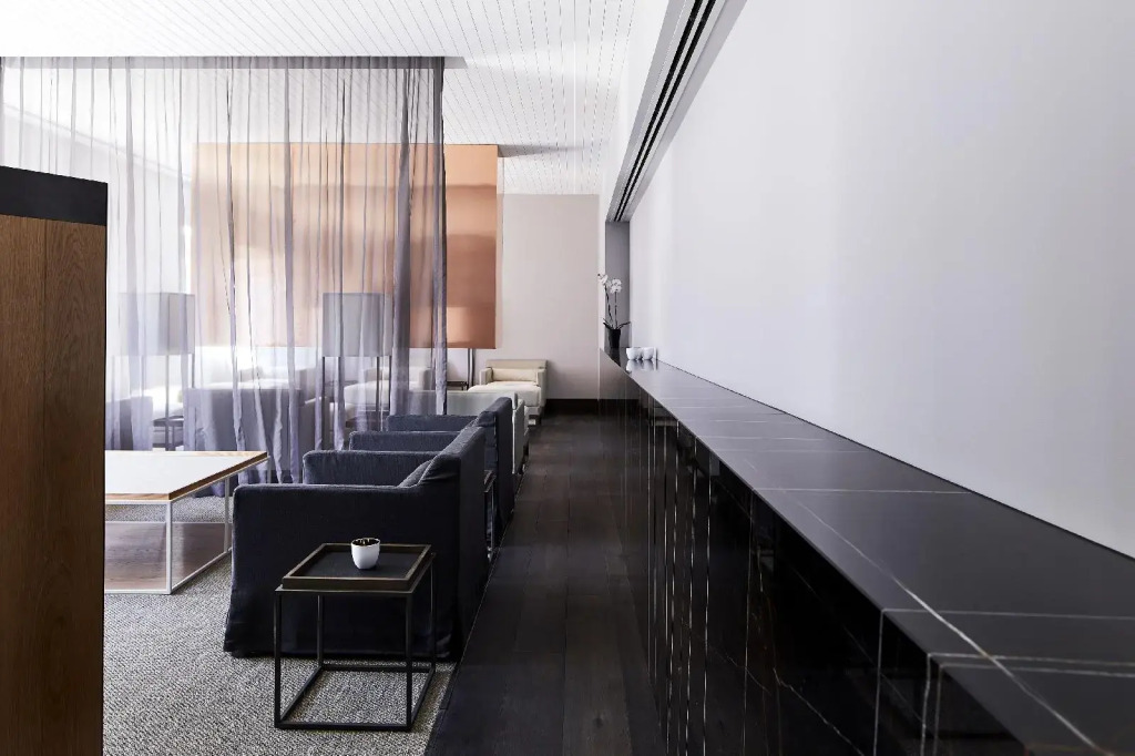 Burbury Hotel & Apartments
