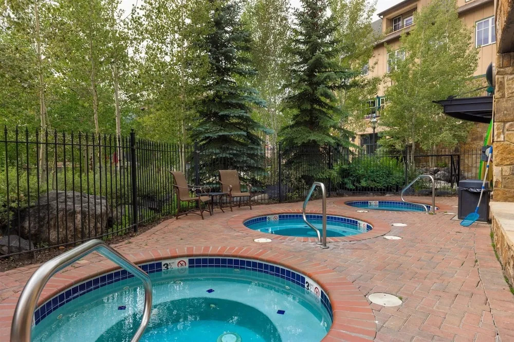Luxury 2 Bedroom Mountain Vacation Residence With Hot Tub, Pool, and Easy Access to Ski Slopes