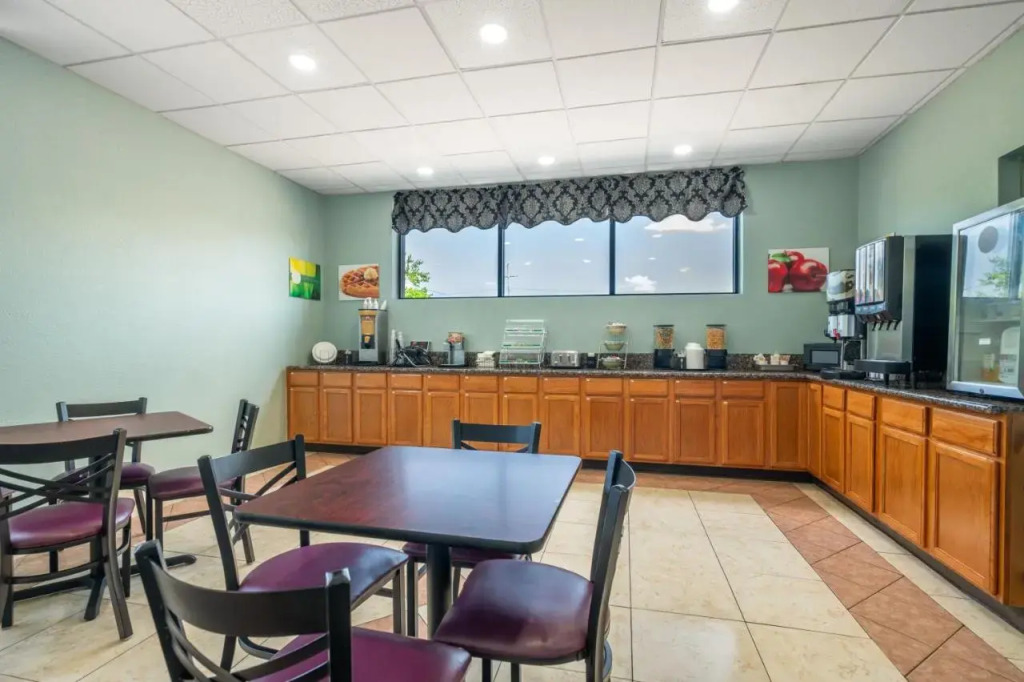 Super 8 Chesapeake Greenbrier