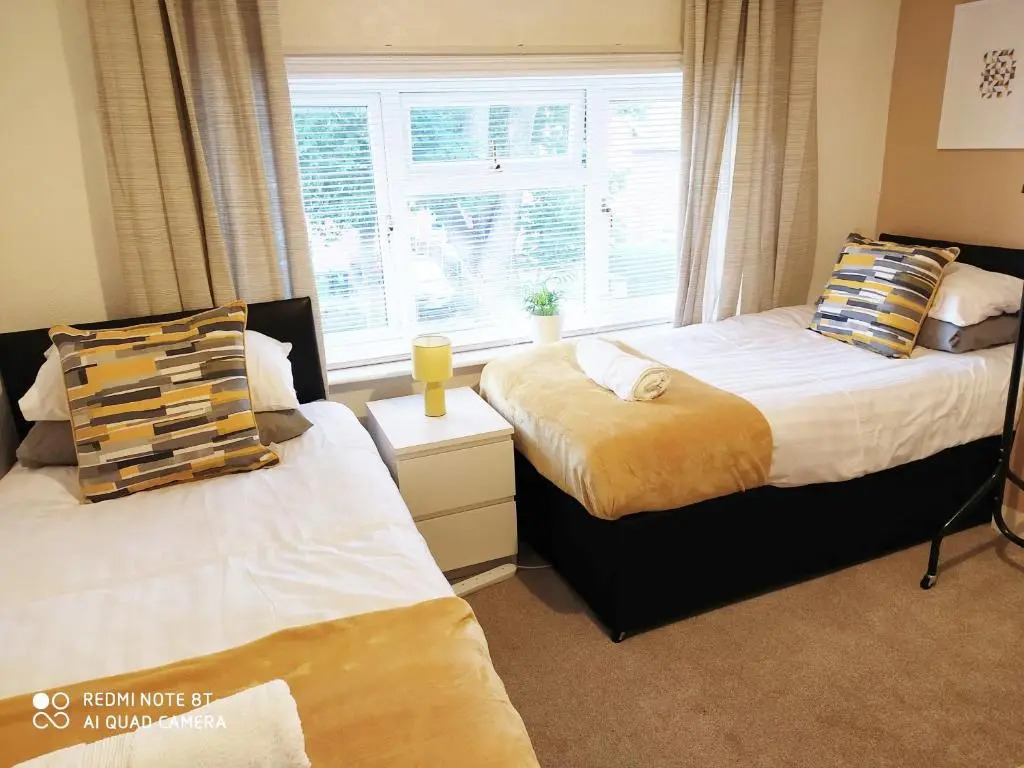 B-ham 20 mins, 10 Beds, M6 J10, Free Secure Onsite Parking