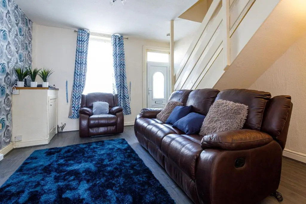 4 Beds Sleeps 6 - Elegance Leisure Stay, Burnley