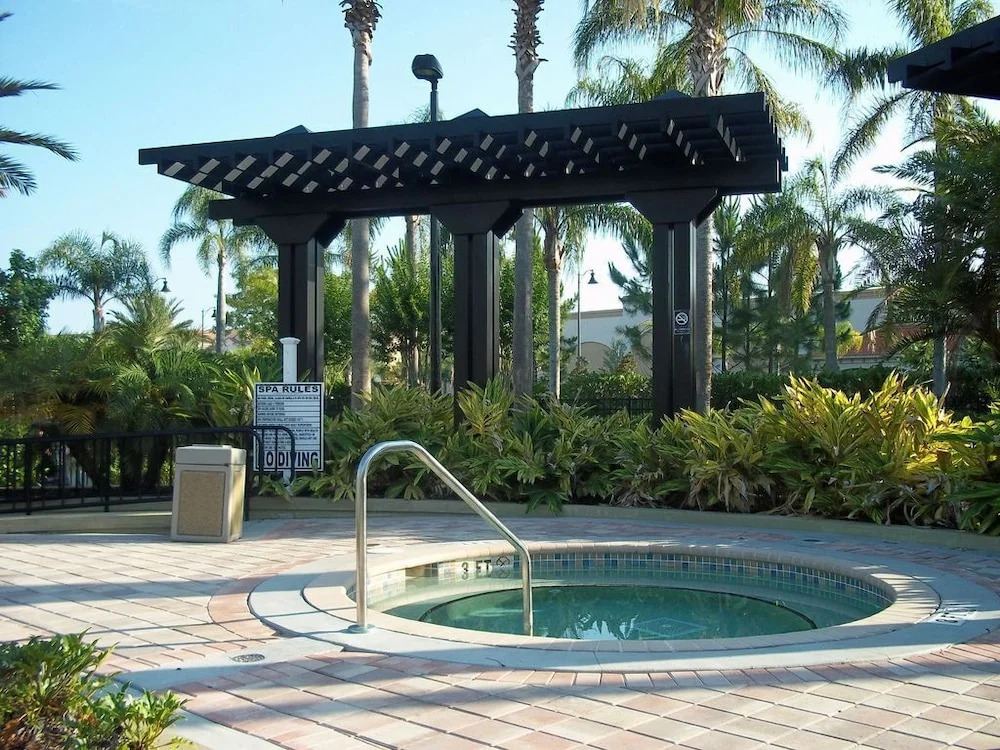 Enjoy Peaceful Lake View! Newly Decorated in Vista Cay - 3br/2b #3408