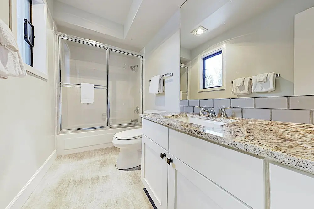 New Listing! Modern Eaglewood Townhome W/ Hot Tub 3 Bedroom Townhouse