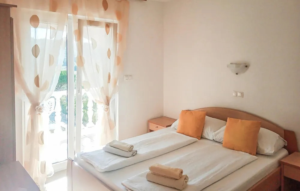 Nice Apartment in Lopar With 2 Bedrooms and Wifi