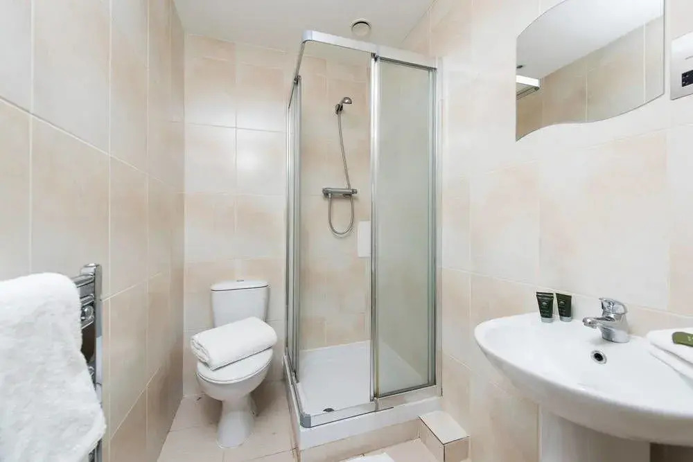 Modern 3BR Flat in Stratford With Great Views!