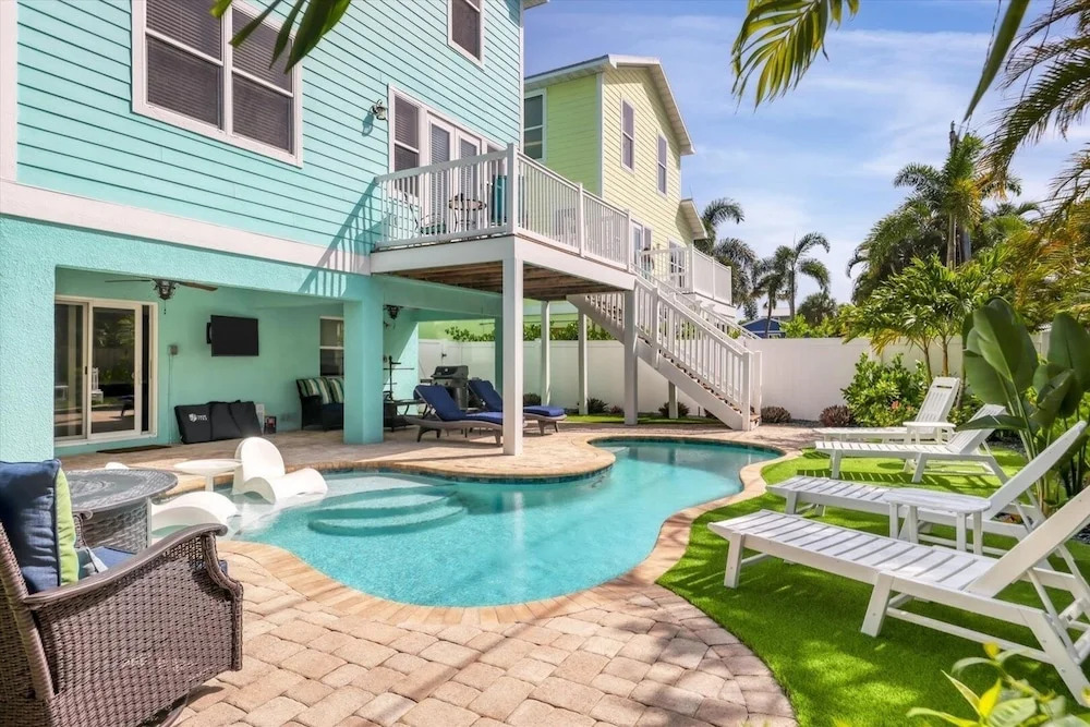 Aqua Vista 4 Bedroom Home by RedAwning