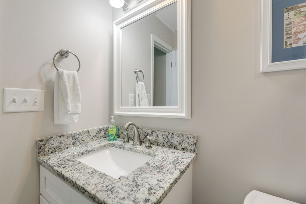 Lovely Emerald Isle Home, Walk to Beach!