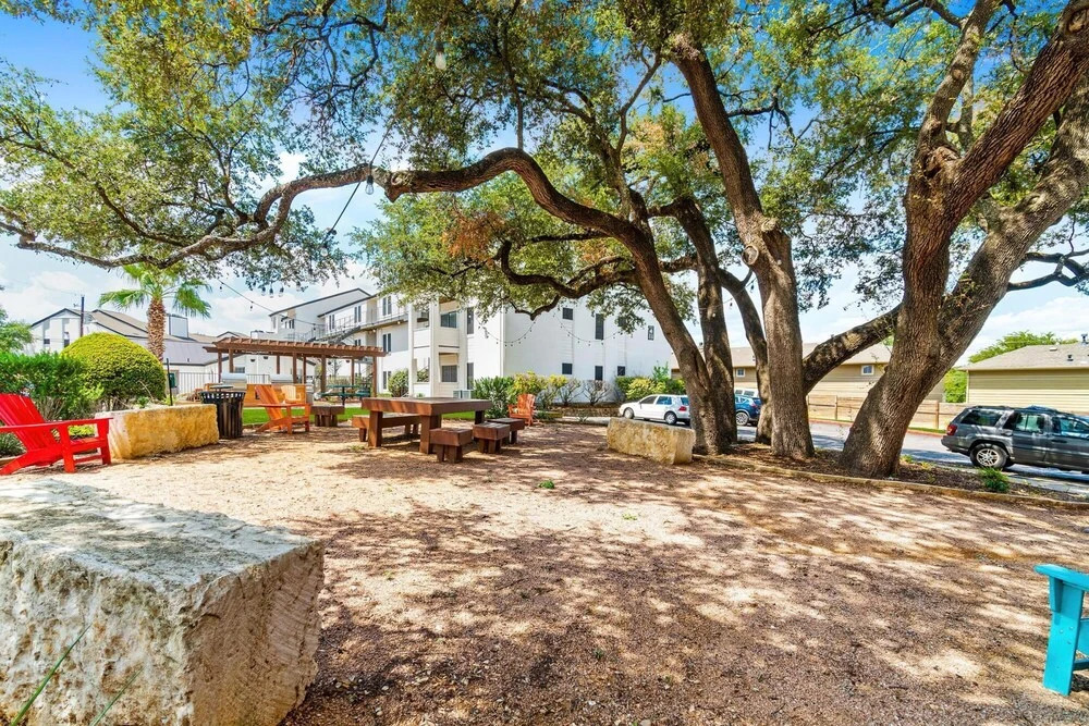 Roomy Sola 1BR King Suite Close to DT w Pool