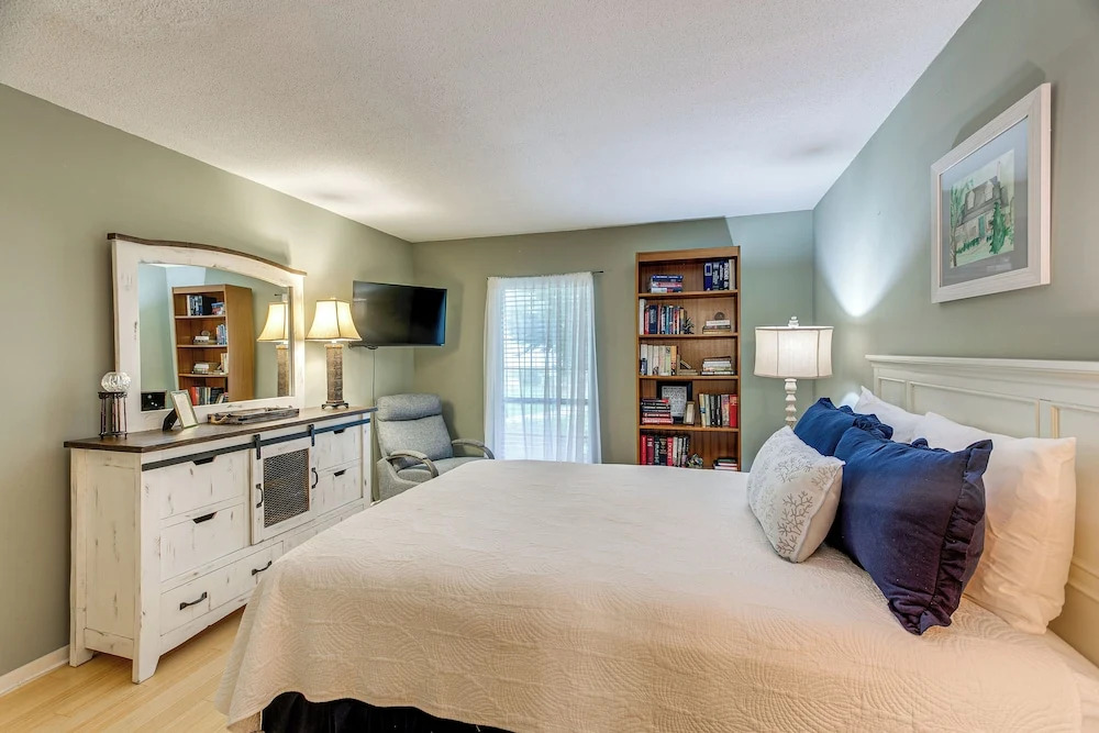 Convenient St Simons Island Home - 3 Mi to Beach!