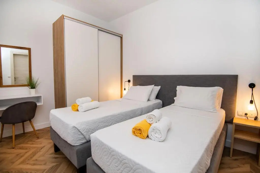 Elegant new villa,with pool,BBQ, ping pong table & gym facilities, just 2km from the town!