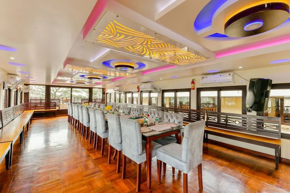 OYO 23063 Luxury Meghavarsham 5BHK