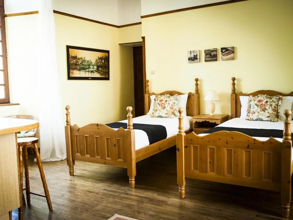 Charming Courtyard cottage 25kms Puy du Fou