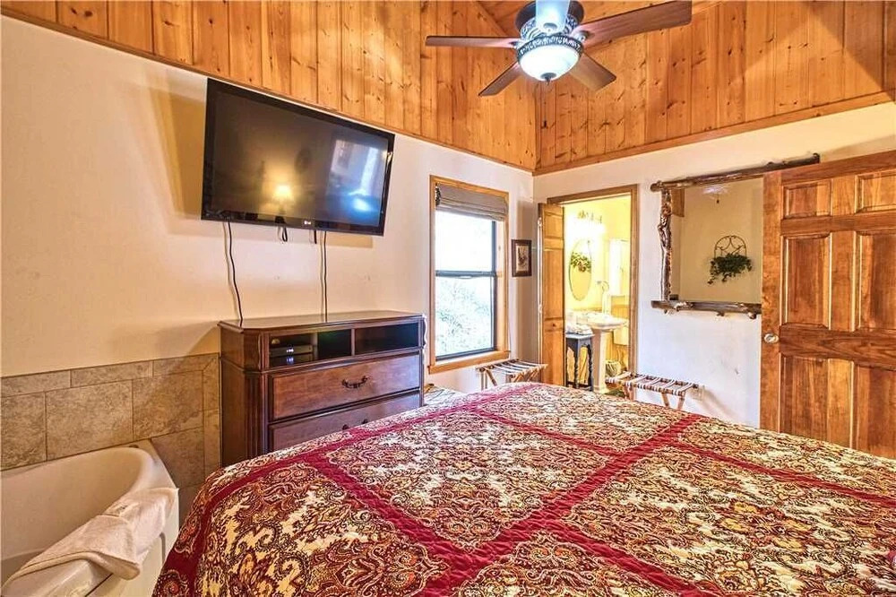 Eagles View 2 - Three Bedroom Cabin