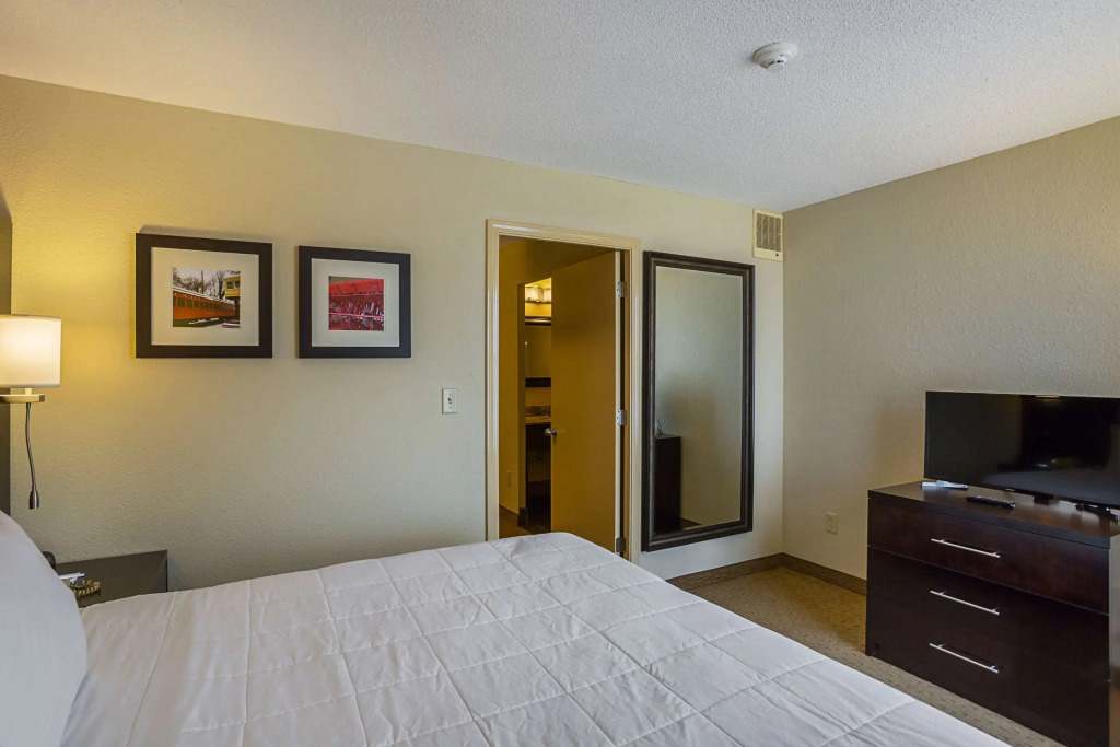 Clarion Inn & Suites Evansville Eastland Area