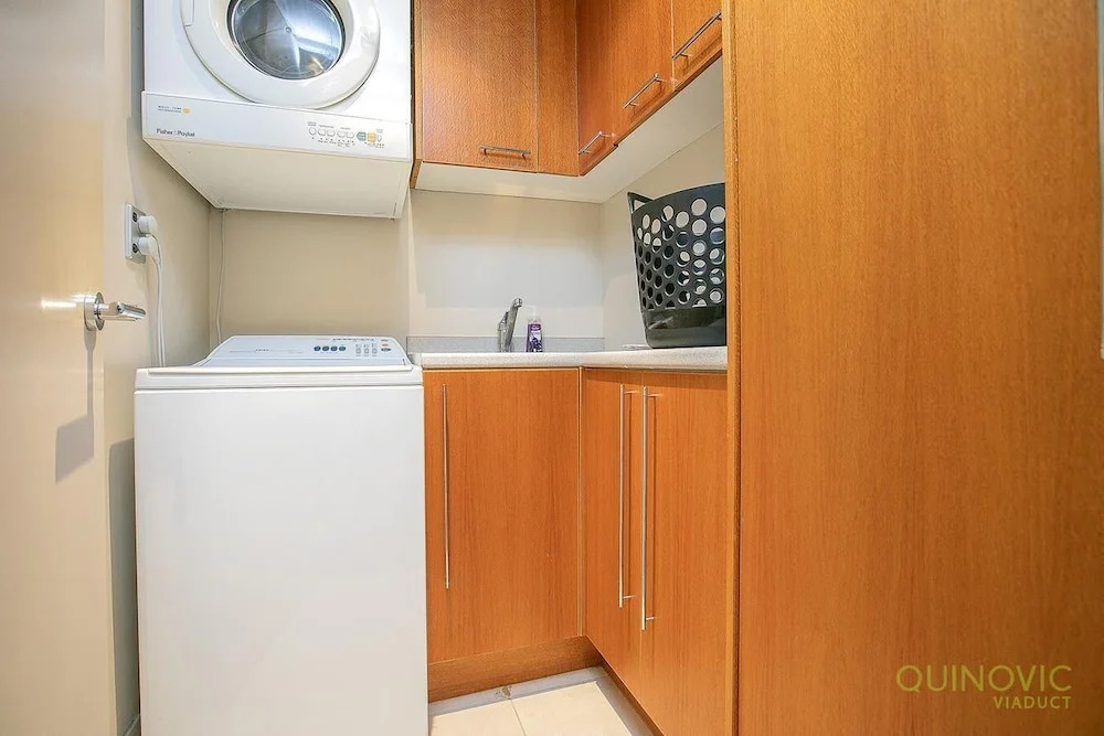 QV Viaduct Charming Apartment with AC WiFi and Parking - 933
