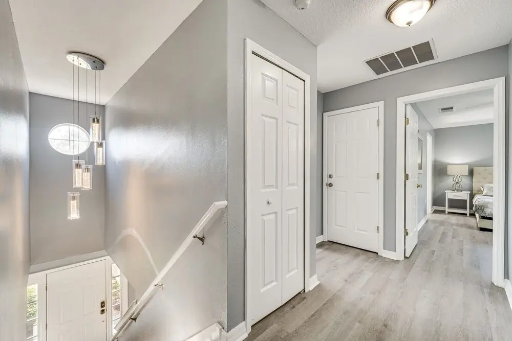 8 Mi to Disney: Family Home w/ Screened Lanai!