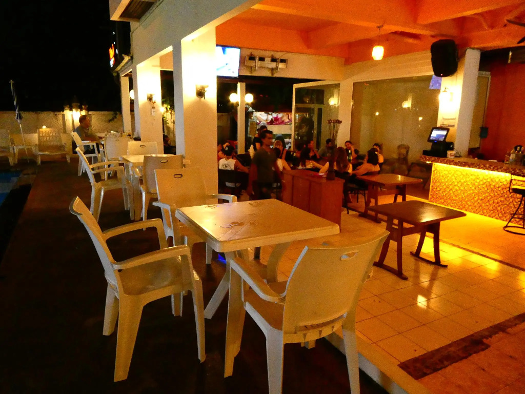 MANGO Lagoon Place