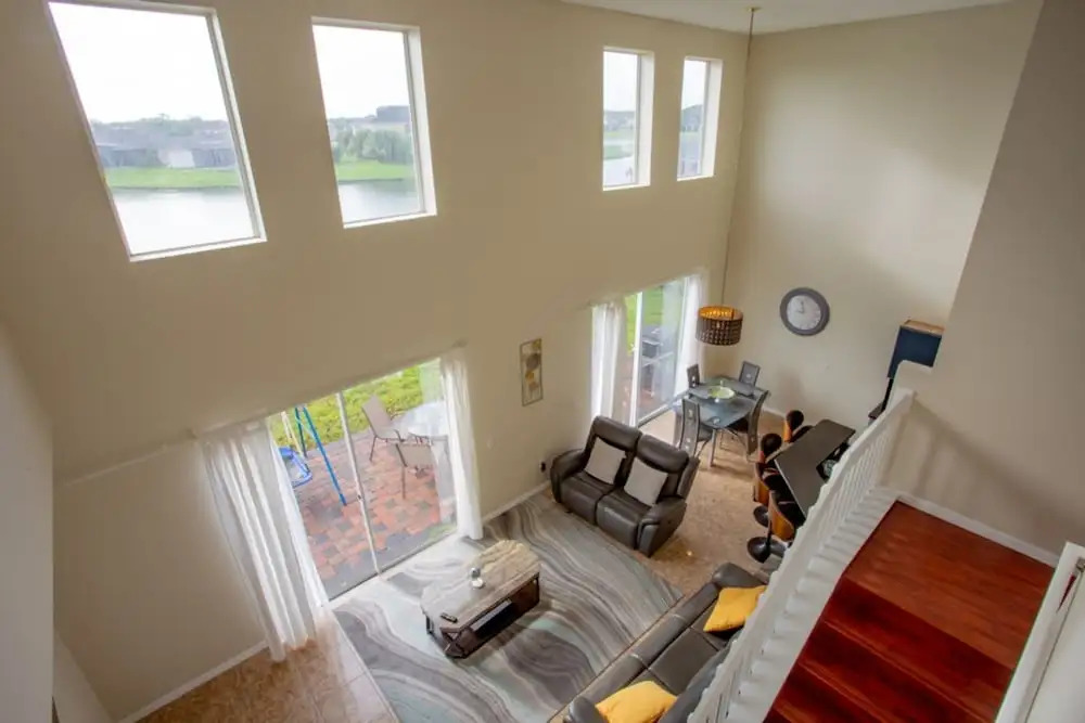 Cheerful 5 bed - 4 Bath Spacious Home