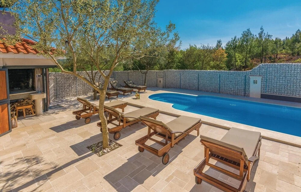 Beautiful Home in Pridraga With Wifi and 8 Bedrooms