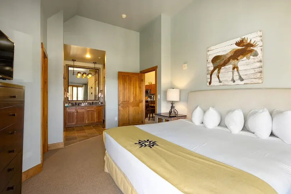 2300 Red Hawk Lodge 3 Bedroom Condo by RedAwning