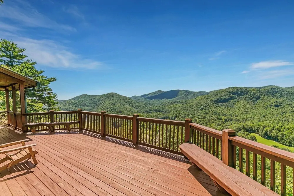4 Mi to Sapphire Ski! Mtn-view Cabin w/ Deck