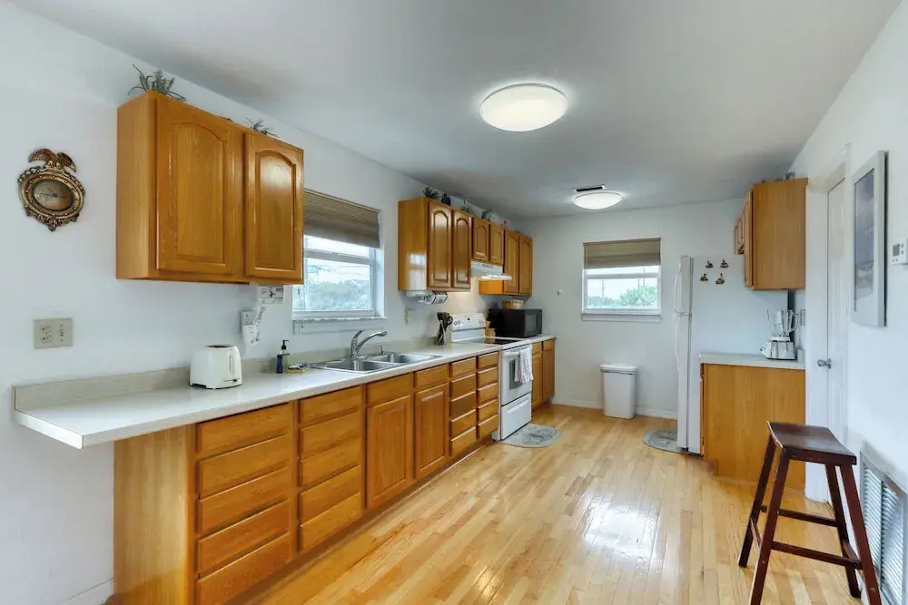 Dog-friendly Home With Beach Access & Deck - Snowbirds Welcome