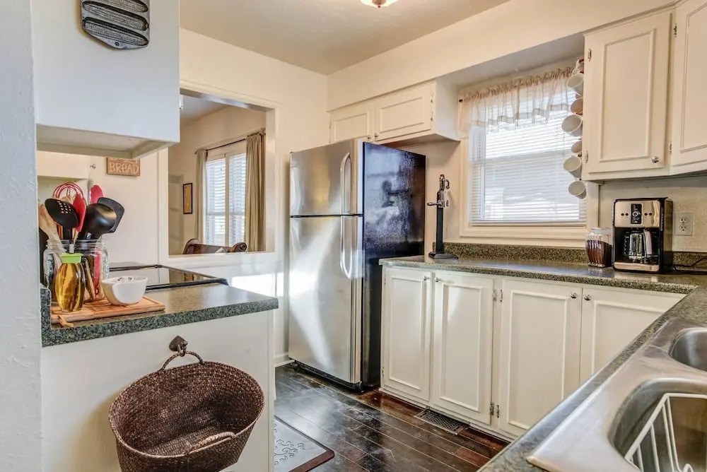 1893 Classic 4 Blocks From Great Dining & Shops