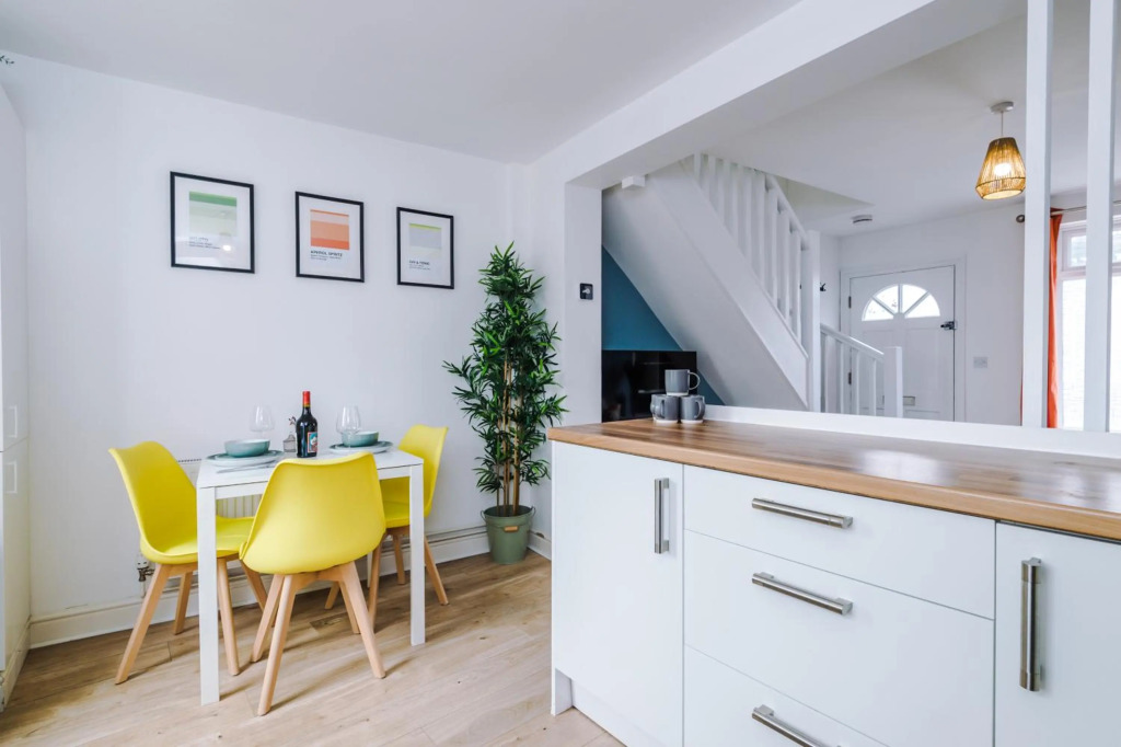 Stylish 2-bed home in Chester City-Centre by 53 Degrees Property, ideal for Couples & Small groups, Great Location - Sleeps 5