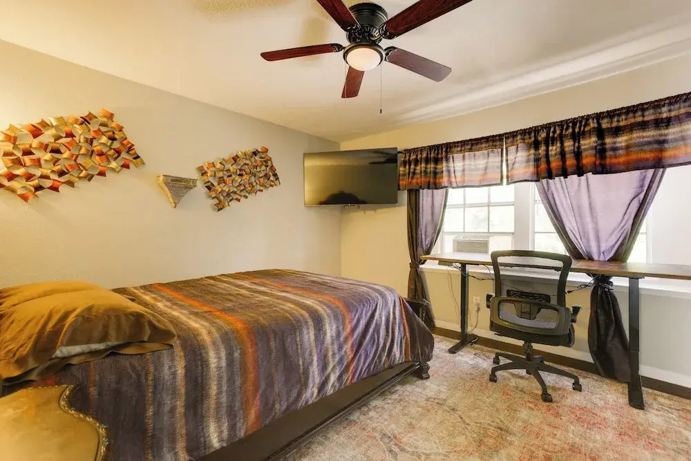 4 Mi to Iah: Suburban Houston Townhome